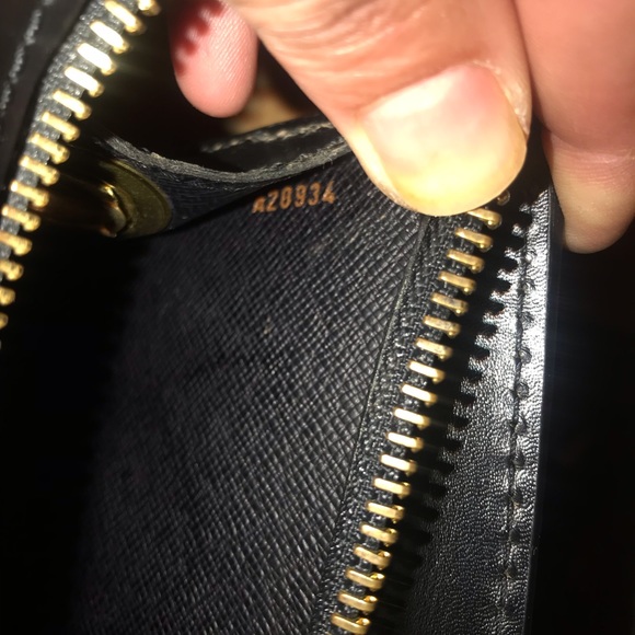 CERT. AUTH. LV Epi Pochette Homme Black Clutch - Picture 6 of 8